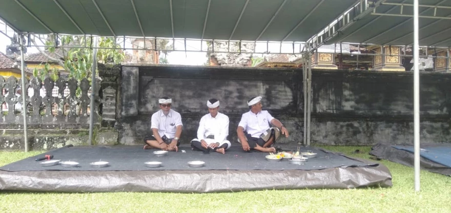 ULEMAN PENEBESAN TAPAKAN RATU GEDE DESA  ADAT SUSUT