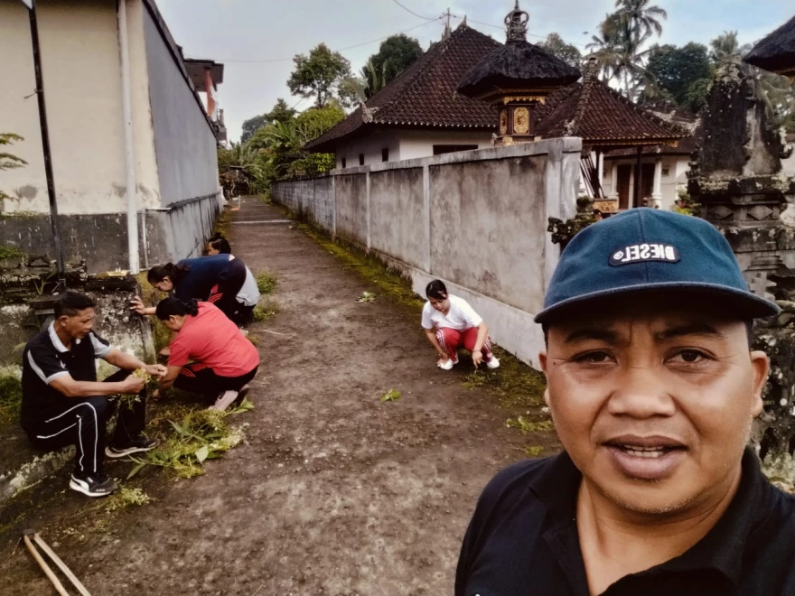 KEGIATAN BERSIH-BERSIH HARI JUMAT YG DILAKSANAKAN DI KANTOR DESA BARU OLEH SEMUA PERANGKAT DESA