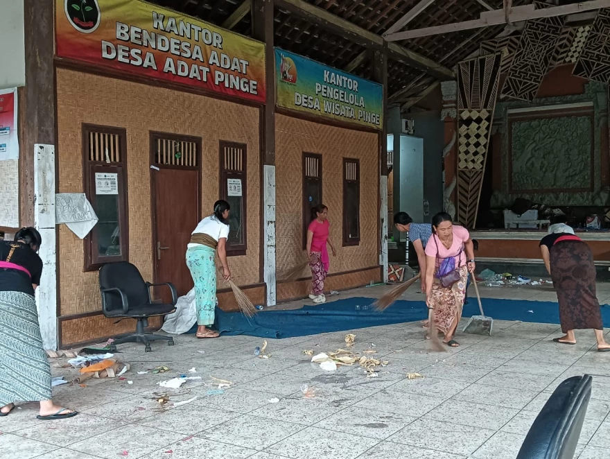 GIAT BERSIH- BERSIH PKK DI BANJAR DINAS PINGE
