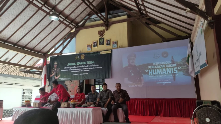 RAPAT PENERANGAN HUKUM DARI KEJAKSAAN BALI YG DIHADIRI OLEH PERBEKEL BARU