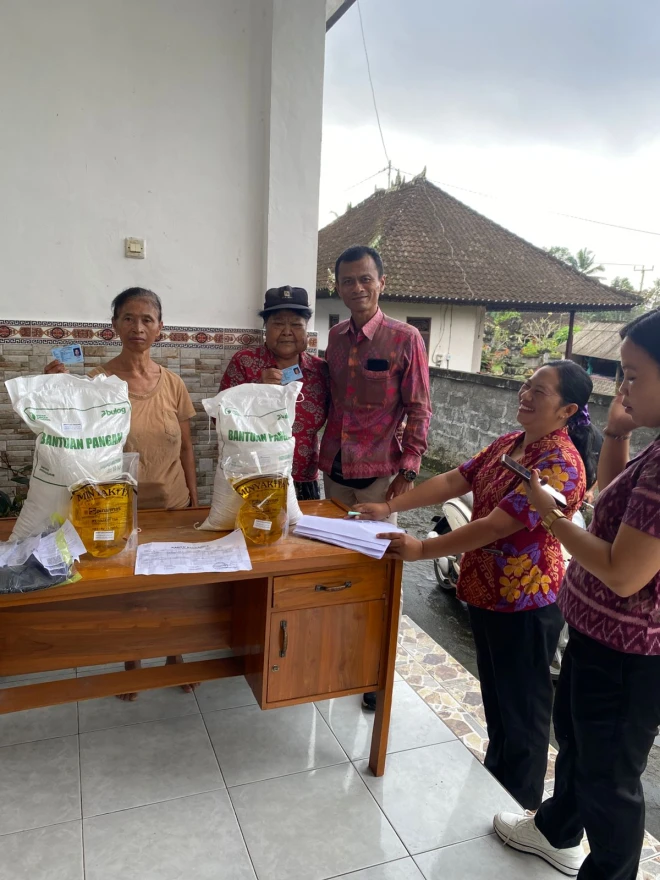 KEGIATAN PENYERAHAN BANTUAN PANGAN 