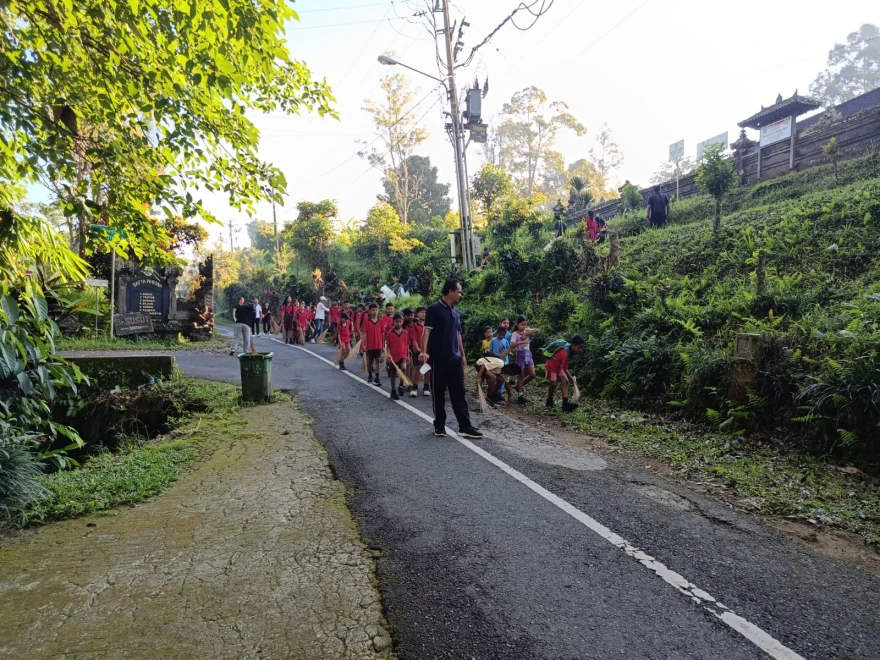 giat bersih-bersih lingkungan bersama anak-anak SD nomer 1 baru di  banjar dinas Pinge dlm rangka hari Bung Karno